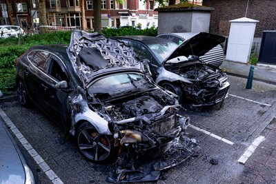 Vlammenzee verwoest auto's op Tidemanstraat in Rotterdam