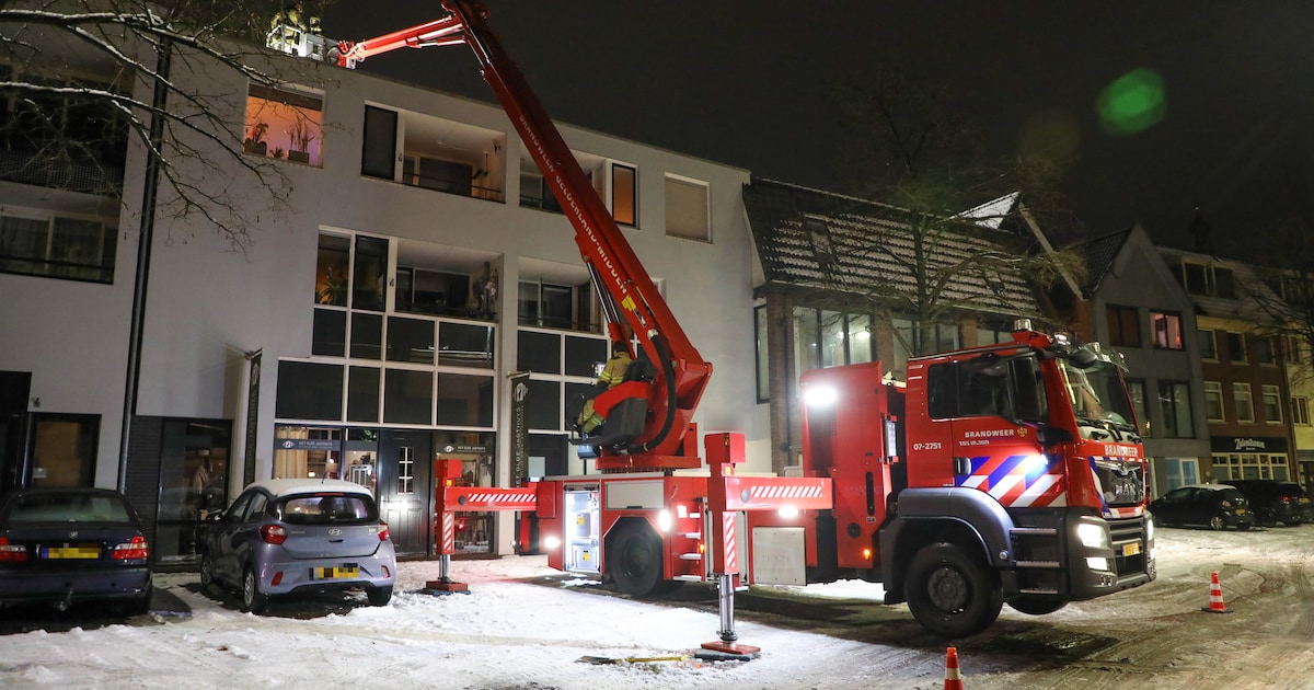 Kat zit nog altijd vast in spouwmuur: brandweer in Barneveld al uren bezig