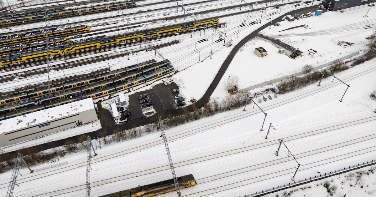Militairen oefenen met sneeuwvrij maken spoor, waarschuwing voor ‘verraderlijke gladheid’