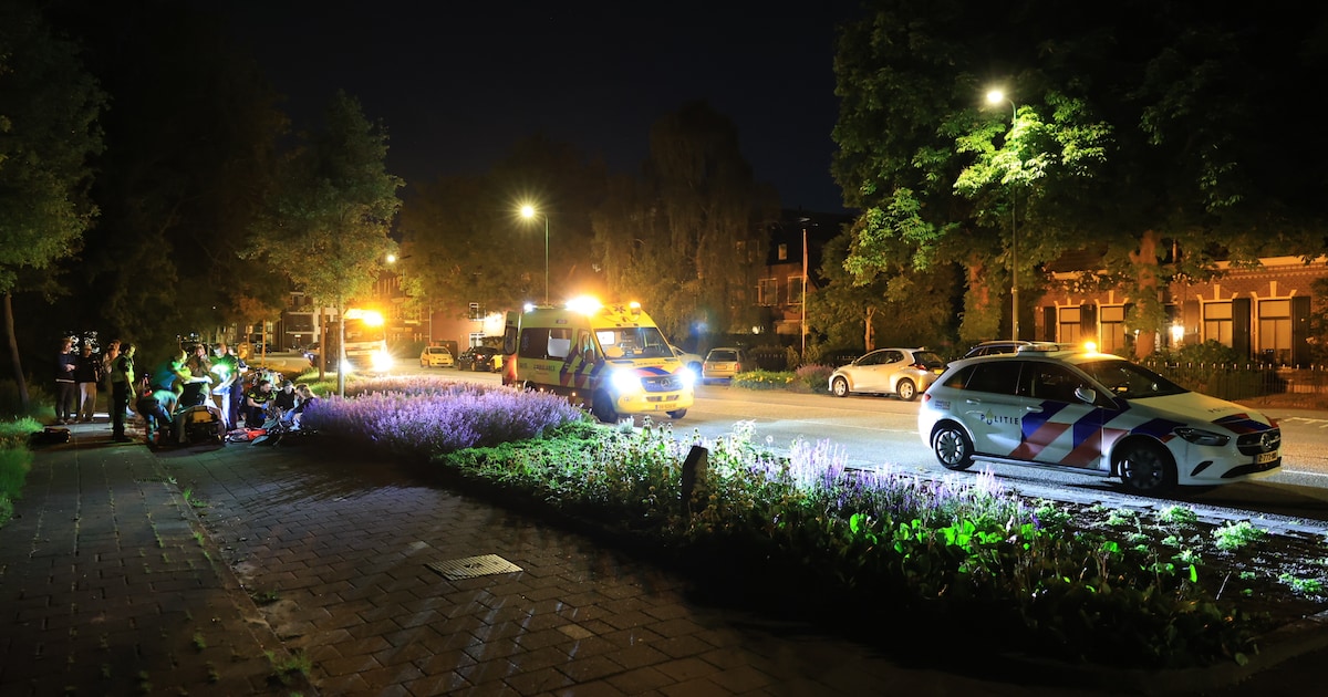 Frontale aanrijding tussen twee fietsers in Zoeterwoude, één gewonde naar het ziekenhuis