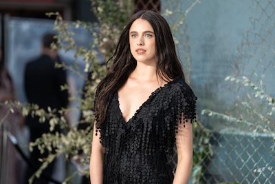 Wie zou in godsnaam deze schoenen dragen, dacht de pers: nu durft actrice Margaret Qualley het aan