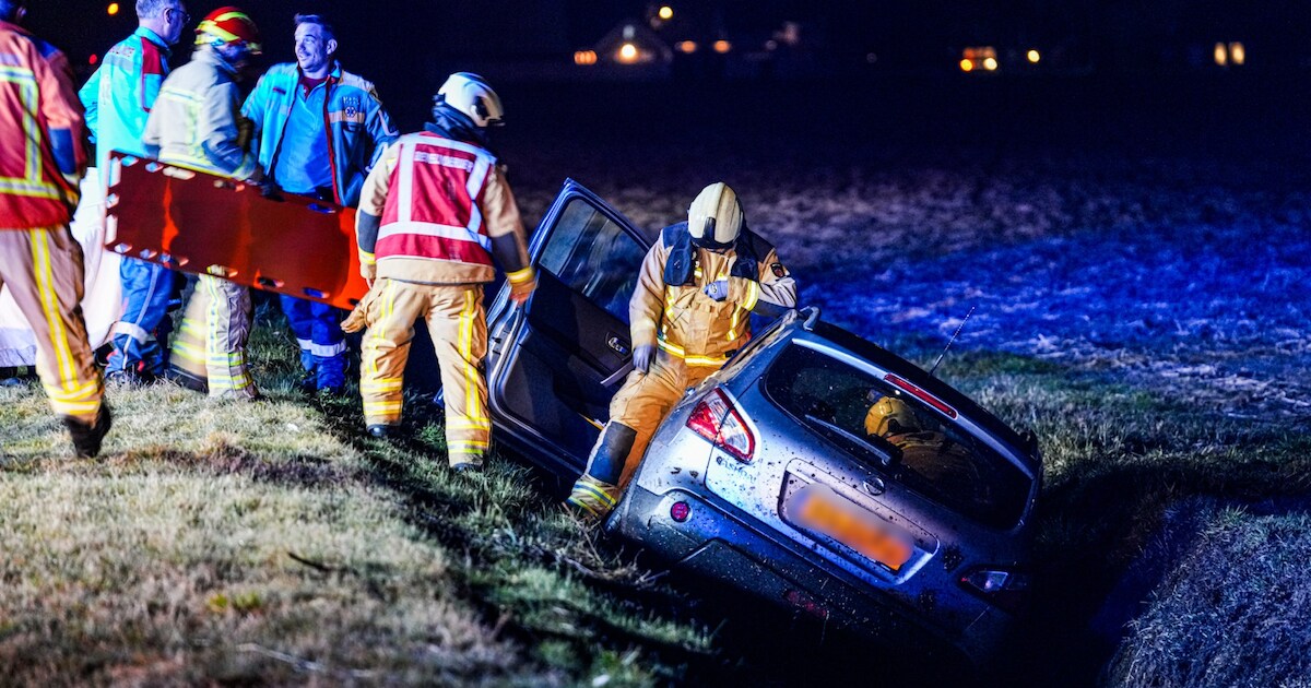 Auto met daarin ouder echtpaar belandt in de sloot langs A37 bij Erica | 112 nieuws Emmen