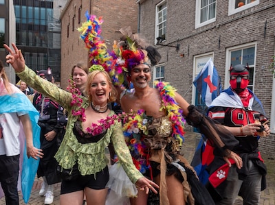 Geen dj-busje van de gemeente, maar zelfgemaakte protestborden: zo valt de Pride Mars in Zwolle meer