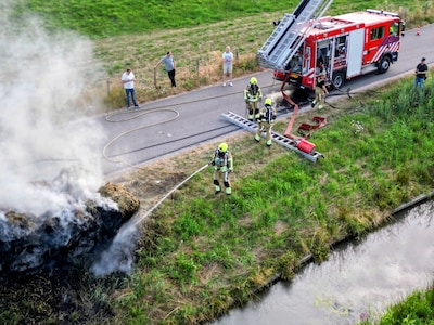 Hooirollen in brand langs Oost Kanaalweg in Zoelen