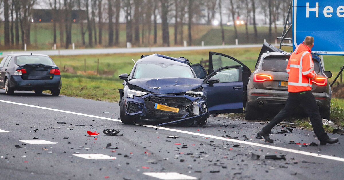 Auto's botsen op A7 bij Oudehaske, weg dicht