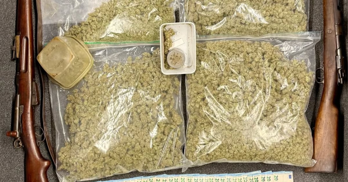 Verdachten aangehouden na inval woning Roermond: drugs, wapens en contant geld aangetroffen