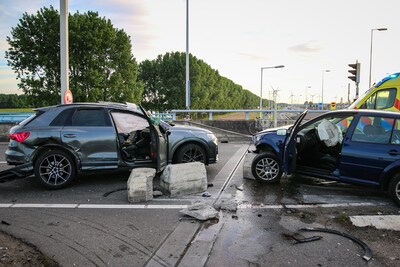 Twee gewonden bij harde botsing op Hartelbrug in Rotterdam