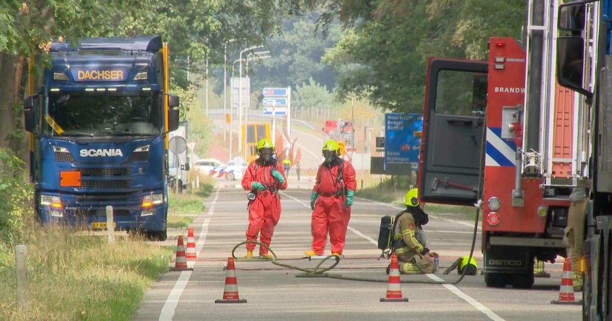 Vrachtwagen lekt bijtende stof natriumhydroxide op rijksweg bij Reuver, weg afgesloten