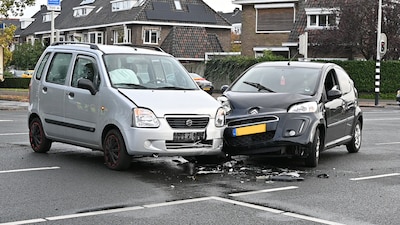 Twee auto’s flink beschadigd bij botsing in Breda