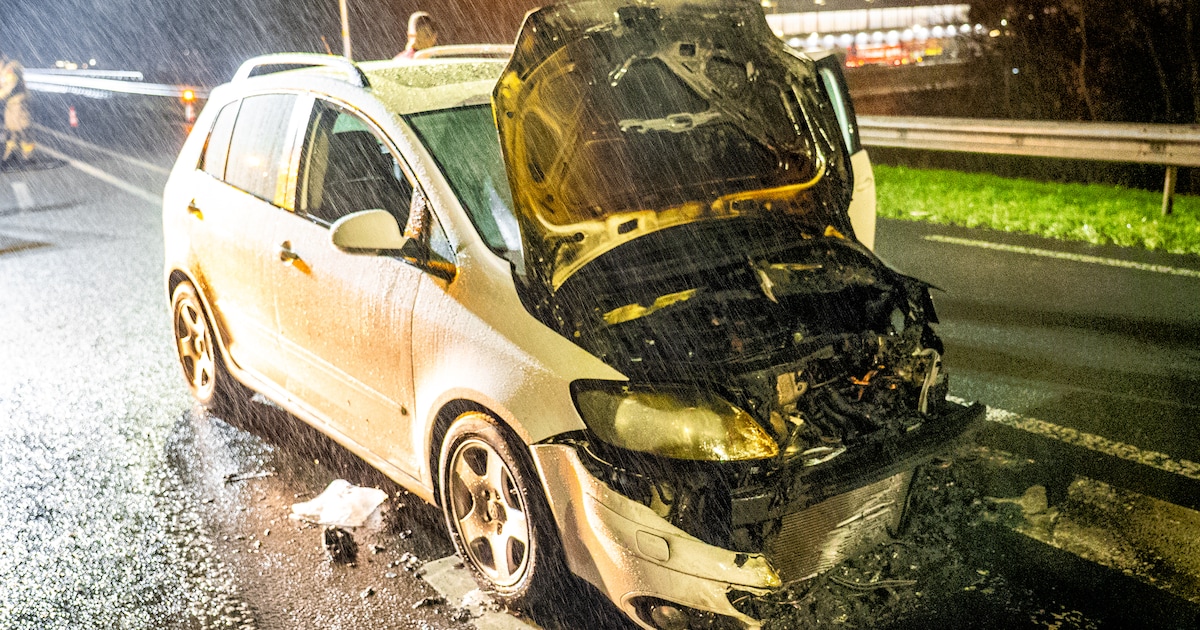 Voorkant van auto uitgebrand op de N837 in Heteren