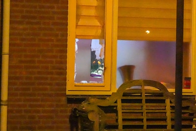 Zwaar vuurwerk ontploft bij woning in Helmond, ramen aan diggelen