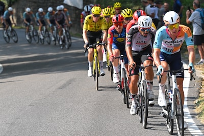 Belg als enige vluchter over, voltallig peloton zet koers naar loeisteile klim in finale