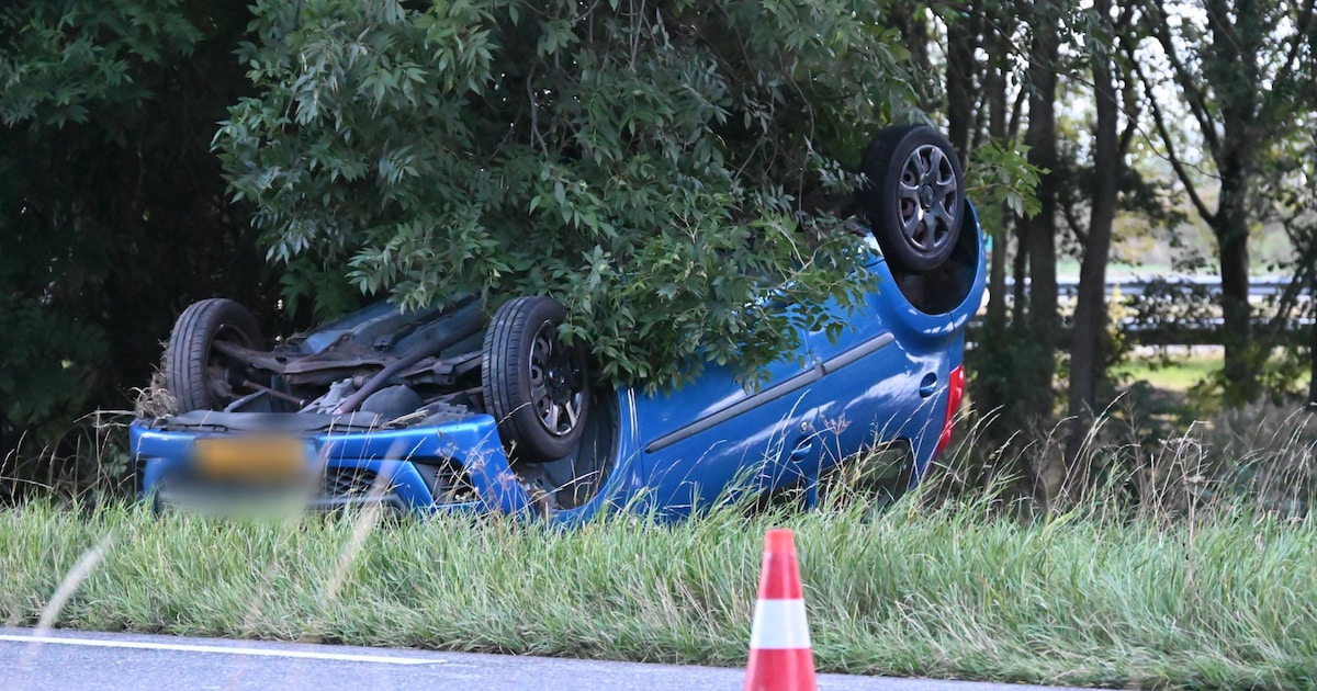 Auto belandt op de kop in bosjes langs Venneweg in Berkhout