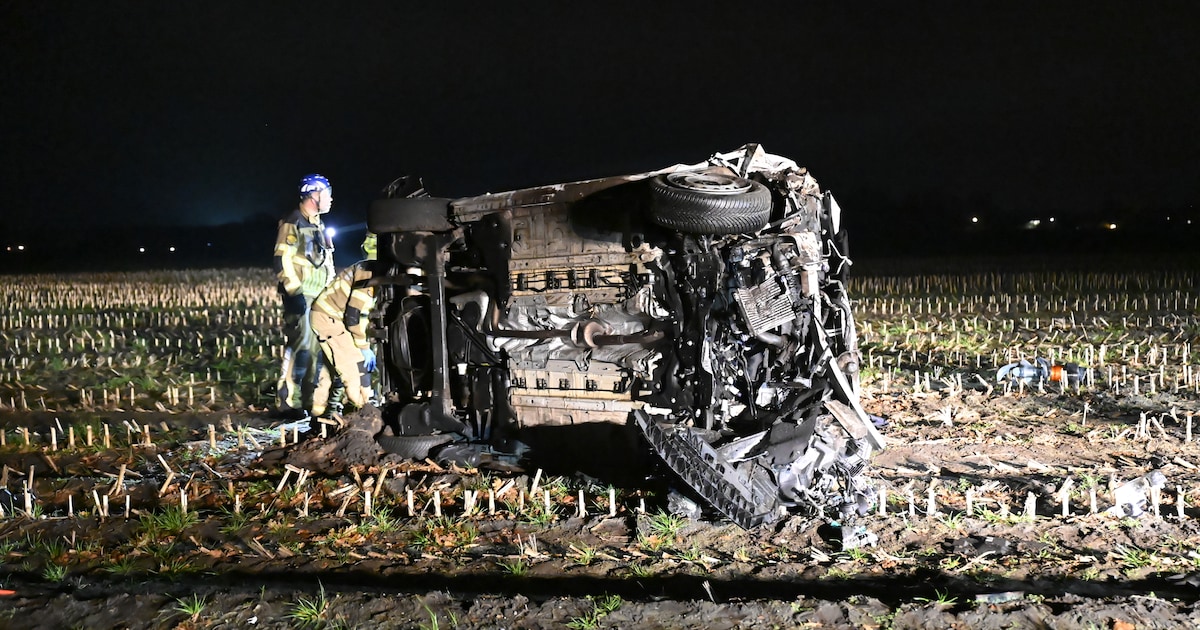 Bestelbus slaat over de kop in Vroomshoop, bestuurder eventjes ‘spoorloos’