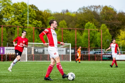 Drie spelers komen te laat bij Niftrik en ervaren de consequenties • Quick 1888 voetbalt ‘in Bolivia
