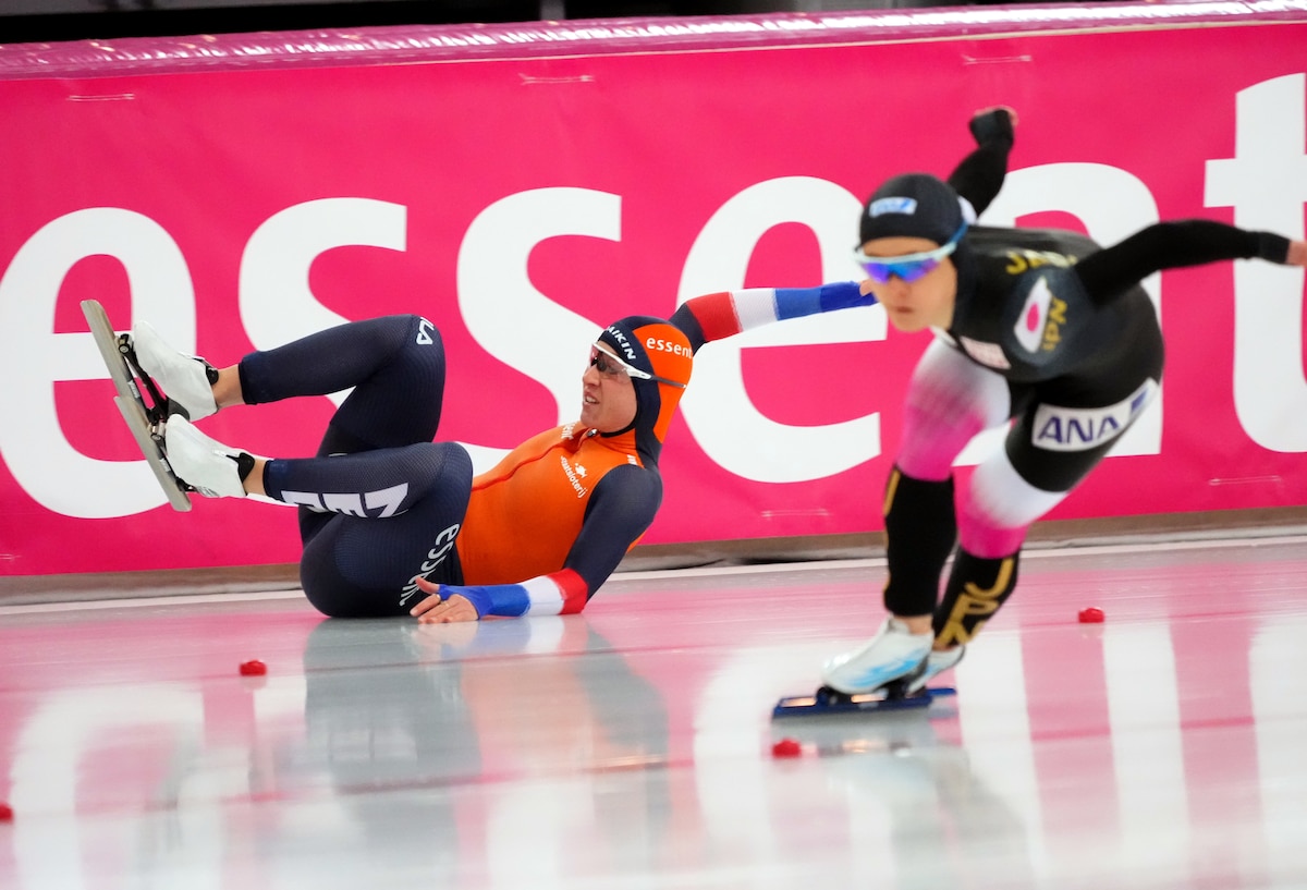 Suzanne Schulting valt op de 500 meter in Hamar.