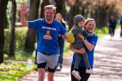 Meer dan honderd mensen rennen voor Sven (3): ‘We kunnen hem niet redden, maar dit steunt ons enorm’