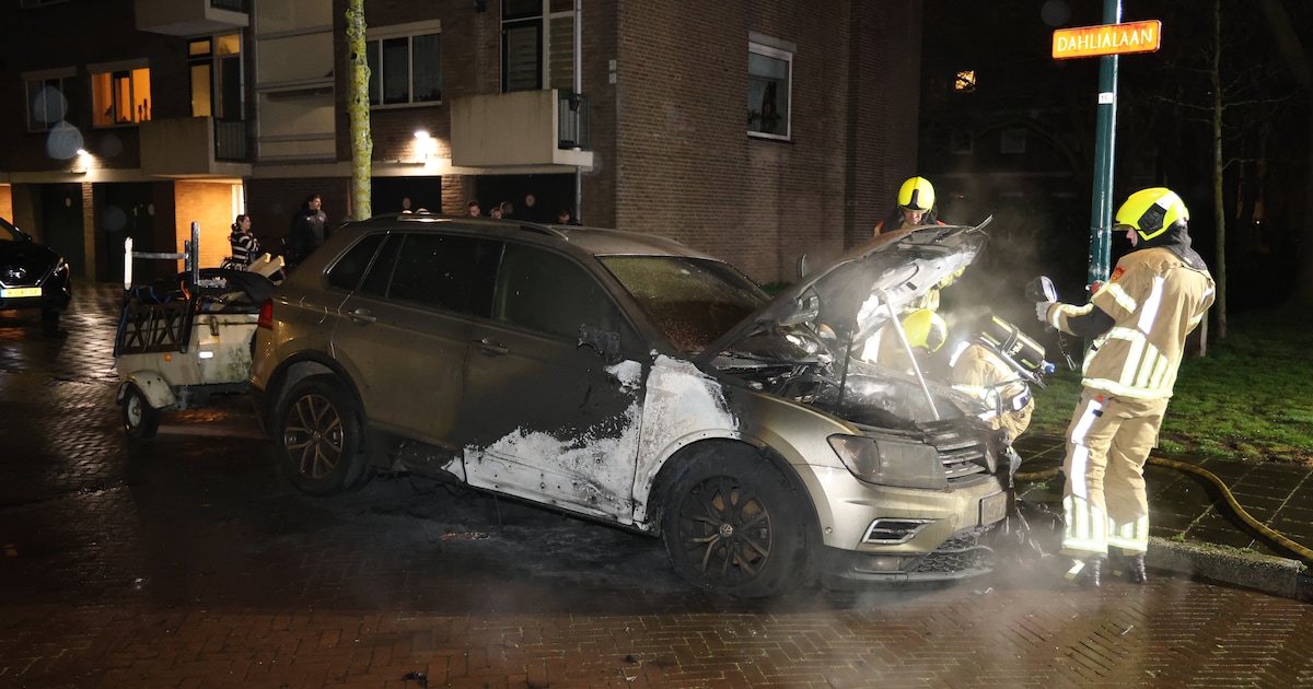 Geparkeerde auto in brand in Oegstgeest