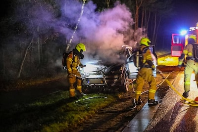 Auto vliegt al rijdend in brand op N304 bij Hoenderloo