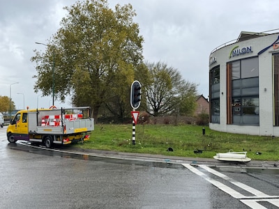 Vrachtwagen ramt verkeerslicht op kruising in Veghel