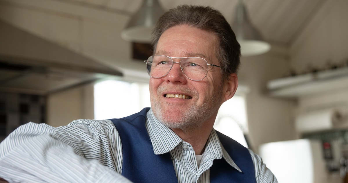 ‘Import-Oldebroeker’ Henk Kemp (68) is een van de langstzittende raadsleden van ons land, nu stopt h