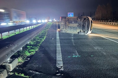 Auto kantelt op A15: afrit dicht én flinke file richting Nijmegen