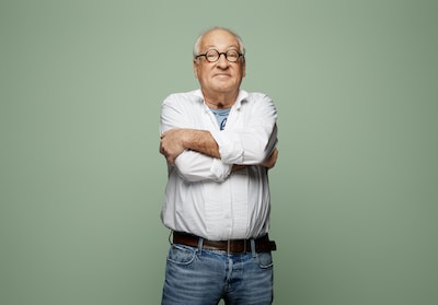 Youp van ’t Hek signeert boeken in Roelofarendsveen