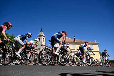Rensters onderweg naar gevreesde Mont Ventoux, Nederlandse in kopgroep