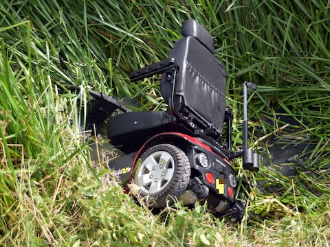 Man met scootmobiel belandt in de sloot in Velddriel: wandelaars schieten te hulp