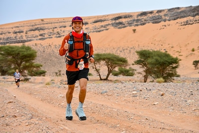 Boetie (27) voltooit zwaarste ultramarathon ter wereld: 270 kilometer door Sahara