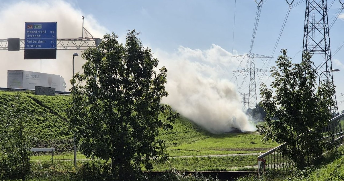Rook trekt over de A2 na brandstichting bij Breukelen