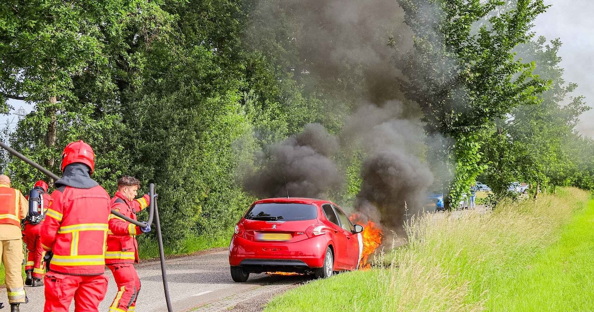 Auto vliegt in de fik op Noorderweg in Tolbert
