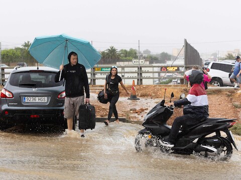 Flinke overstromingen op Ibiza door enorme buien: het regent zelfs door het dak van het vliegveld