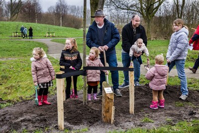 Ophef over plantjes bij gedenkbomen bereikt ook gemeenteraad: ‘Het leeft hier enorm’