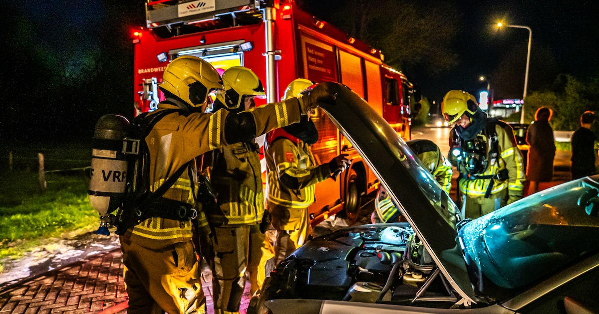 Brandweer blust klein brandje in auto in Noordwolde