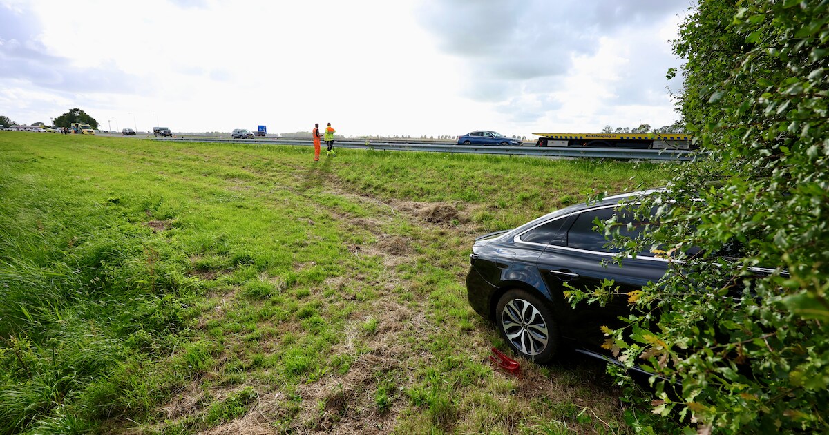 Auto in berm en tussen bosschage na eenzijdig ongeval op A6 bij ...
