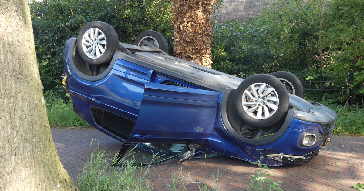 Auto op de kop na botsing met boom op de Lheebroek in Dwingeloo