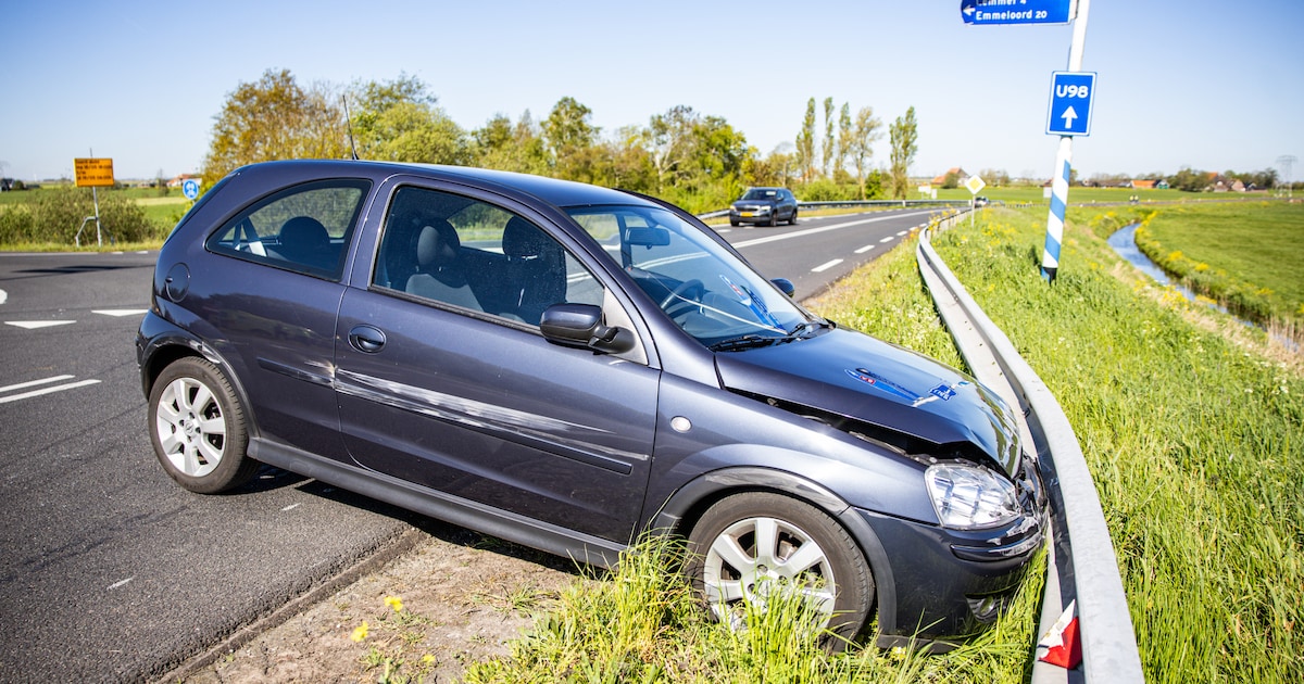 Auto schiet rechtdoor na afrit en eindigt tegen vangrail in Follega