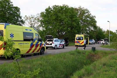 Wielrenner gewond bij aanrijding in Wierden, traumahelikopter opgeroepen