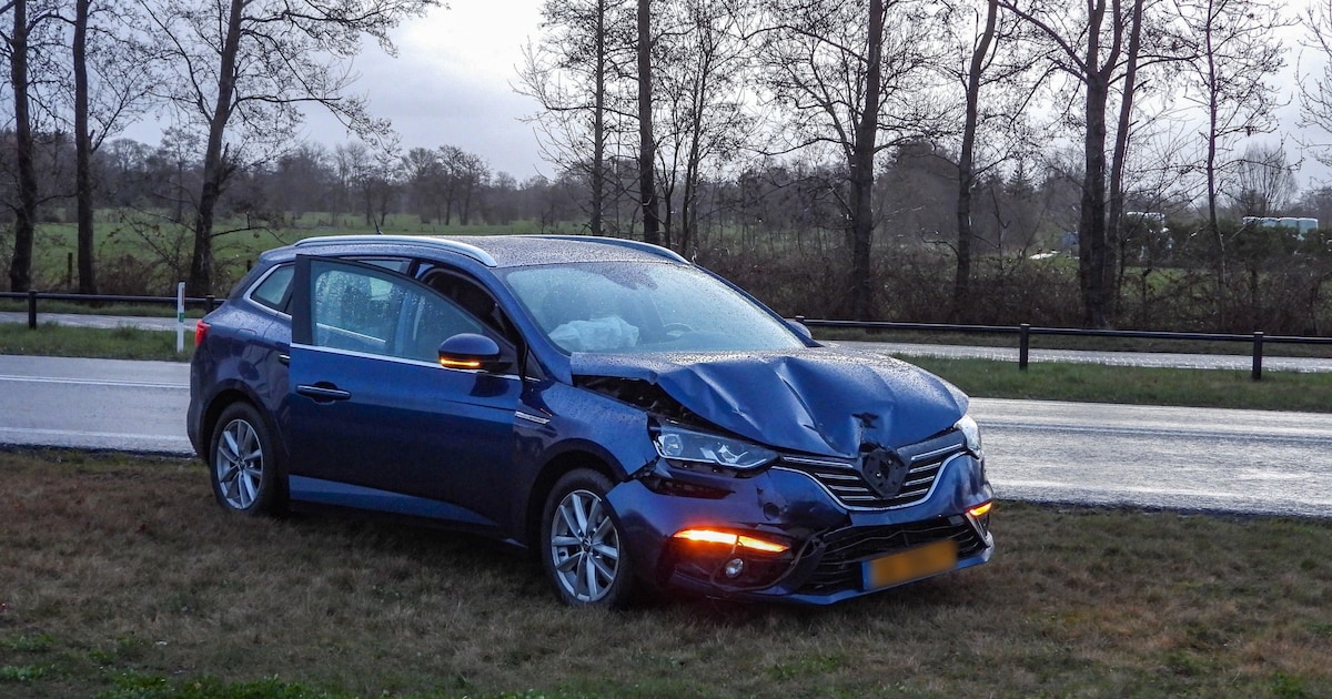 Kop-staartbotsing tussen auto en bestelbus op N369 bij Rottevalle