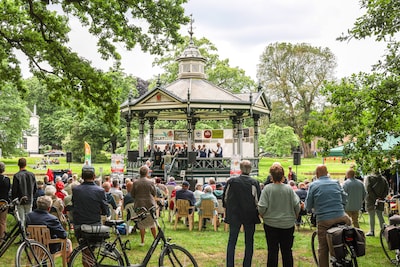 Bezwaar van buurman afgewezen: concerten in Apeldoornse muziektent mogen doorgaan