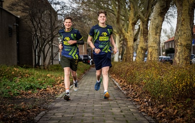 Broers Thomas en Matthijs rennen van Lekkerkerk naar Den Bosch voor Serious Request: ‘Stoppen is gee