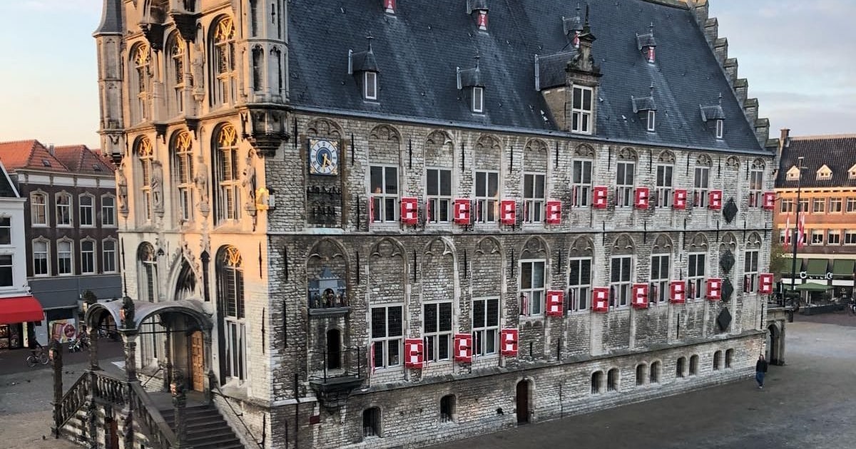 Gouds mysterie: achter die halve luikjes aan het stadhuis zit een verhaal