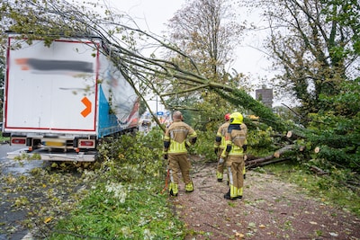 LIVE storm Austen | Storm Austen trekt over Brabant, boom valt op vrachtwagen in Breda