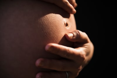 Hij zou dreigen hun baby uit haar buik te snijden, maar heeft ‘ook liefde voor haar’