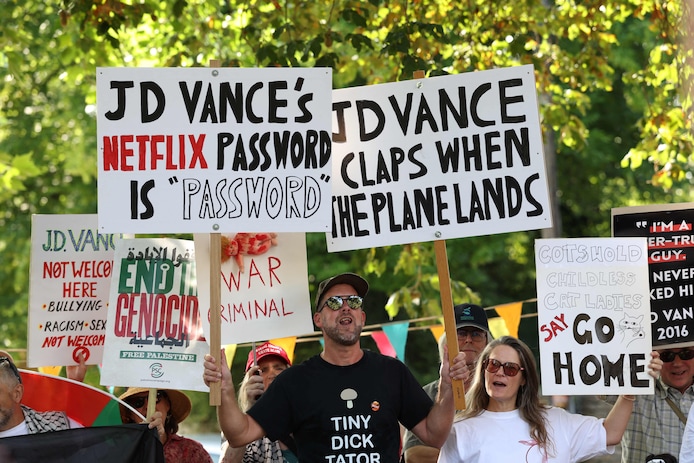 demonstranten-bij-de-vance-not-welcome-party-ten-westen-van-londen
