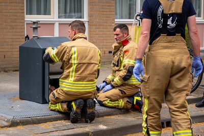 Behulpzame man uit ondergrondse container bevrijd in Rotterdam-Noord