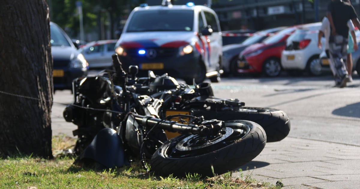 Botsing tussen motor en auto in Schiedam