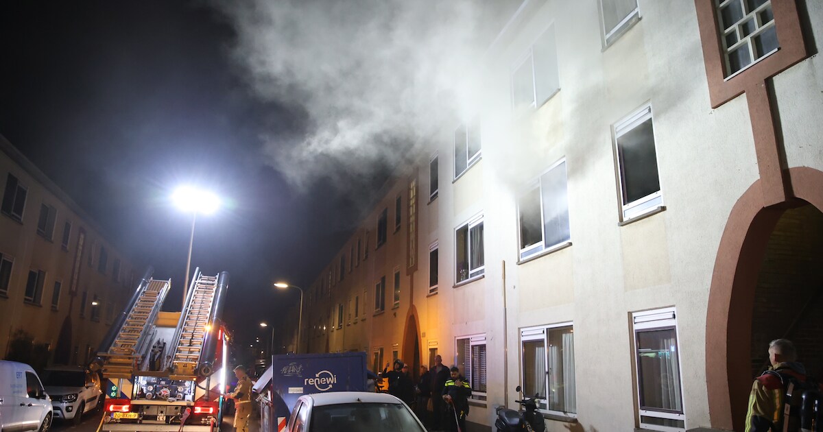 Brand in twee portieken in Duindorp: drie woningen onbewoonbaar, één aanhouding