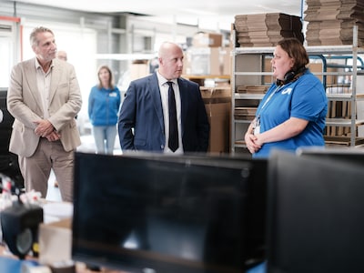 Minister Aartsen ziet in Duiven hoe E-Care het personeelstekort aanpakt: ‘Wat een mooi bedrijf’